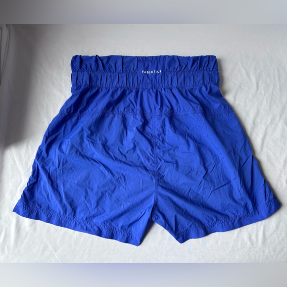 Fabletics Ultra High-Waisted Piped Nylon Short
Extreme royal/ reflective silver - Picture 2 of 4